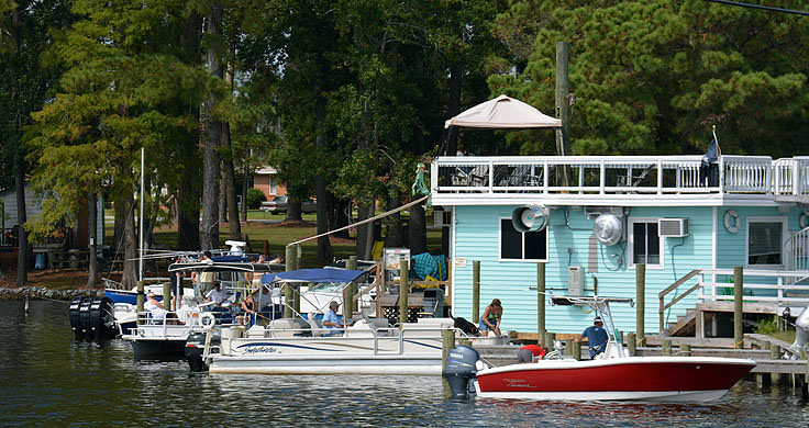 A boat-accessable restaurant in Bath, NC 